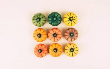 Bej renkli arka plan üzerinde dekoratif kabaklar.