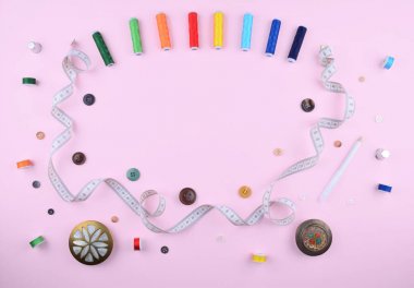 Arka dikiş araçları ve aksesuarları.