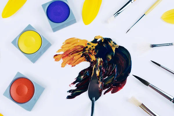 Beyaz zemin üzerine yağlı boya fırça darbeleri.