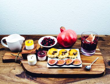 Sağlıklı kahvaltı rustik ahşap masa ayarla.