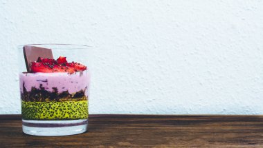 Sağlıklı kahvaltı rustik ahşap masa ayarla.