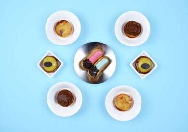 Trendy mavi zemin üzerine hamur işleri.