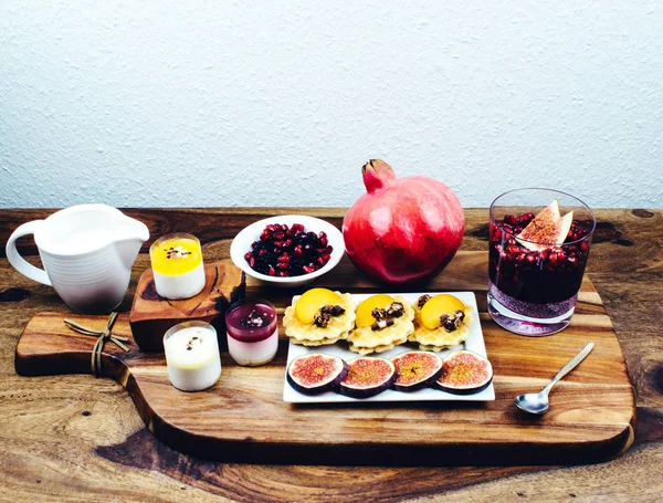 Sağlıklı kahvaltı rustik ahşap masa ayarla.