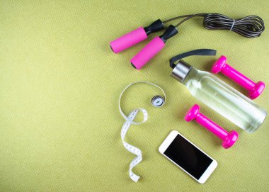 Düz ayakkabı, kulaklık, telefon shot yatıyordu. 