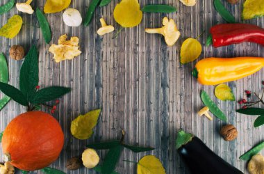 Ahşap arka plan üzerinde taze sonbahar mevsim sebzeleri.