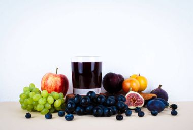 Sonbahar mevsim meyveleri ile üzüm suyu.