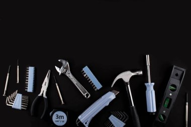 Beyaz arka plan üzerinde çeşitli araçlar kümesi.