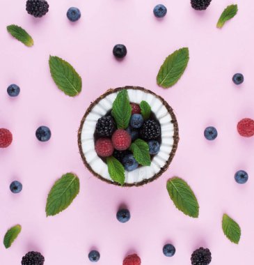 Hindistancevizi meyve çilek karışımı ile.