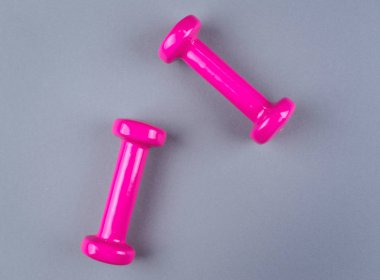 Düz ayakkabı, kulaklık, telefon shot yatıyordu.