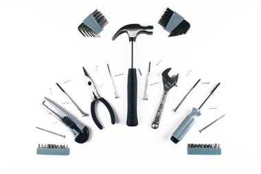 Beyaz arka plan üzerinde çeşitli araçlar kümesi.