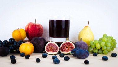 Sonbahar mevsim meyveleri ile üzüm suyu.