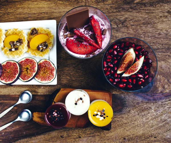 Sağlıklı kahvaltı rustik ahşap masa ayarla.