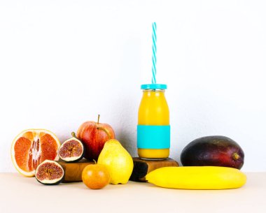 Multivitamin suyu organik sonbahar mevsim meyveleri ile.