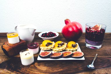 Sağlıklı kahvaltı rustik ahşap masa ayarla.