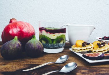 Sağlıklı kahvaltı rustik ahşap masa ayarla.