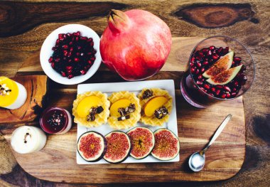 Sağlıklı kahvaltı rustik ahşap masa ayarla.