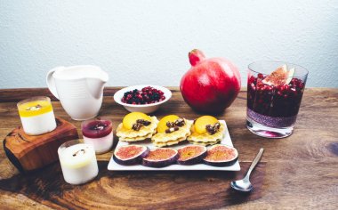 Sağlıklı kahvaltı rustik ahşap masa ayarla.