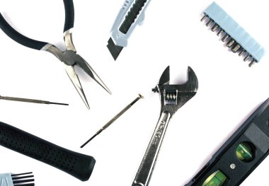 Beyaz arka plan üzerinde çeşitli araçlar kümesi.