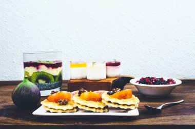 Sağlıklı kahvaltı rustik ahşap masa ayarla.