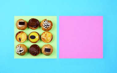 Trendy mavi zemin üzerine hamur işleri.