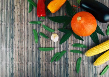 Ahşap arka plan üzerinde taze sonbahar mevsim sebzeleri.