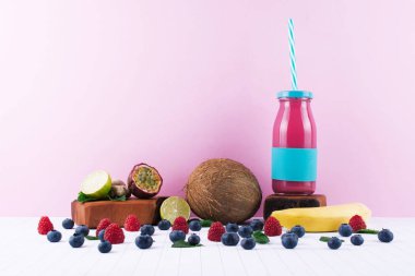 Meyve ve çilek ile pembe yüzlü.