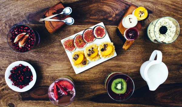 Café da manhã saudável em mesa de madeira rústica . — Fotografia de Stock