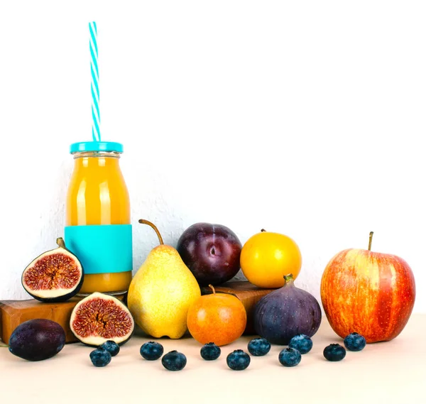 Multivitamin suyu organik sonbahar mevsim meyveleri ile.