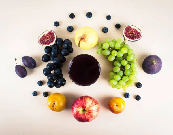 Traubensaft mit herbstlichen Früchten der Saison. — Stockfoto