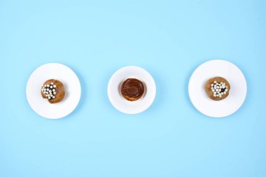 Trendy mavi zemin üzerine hamur işleri.