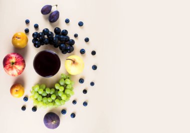 Sonbahar mevsim meyveleri ile üzüm suyu.