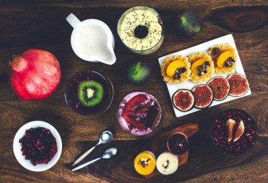 Sağlıklı kahvaltı rustik ahşap masa ayarla.