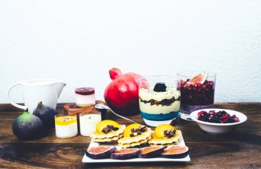 Sağlıklı kahvaltı rustik ahşap masa ayarla.