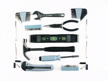 Beyaz arka plan üzerinde çeşitli araçlar kümesi.