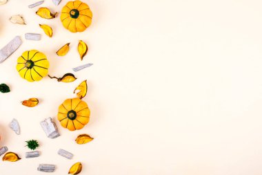 Bej renkli arka plan üzerinde dekoratif kabaklar.