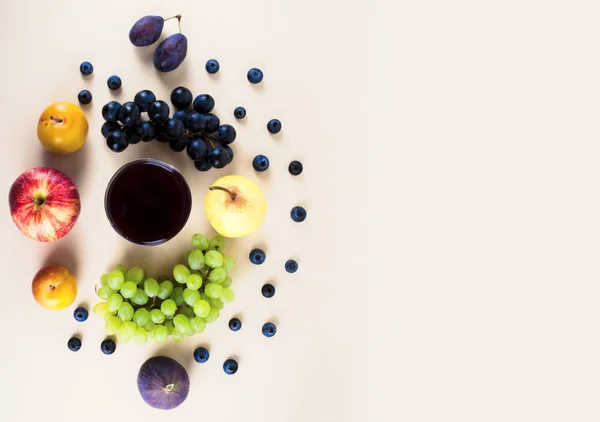 Traubensaft mit herbstlichen Früchten der Saison. — Stockfoto