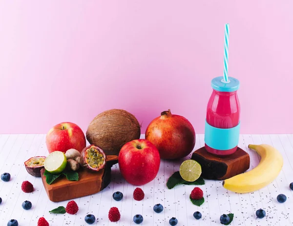 Meyve ve çilek ile pembe yüzlü.