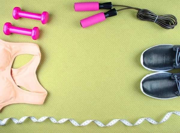 Düz ayakkabı, kulaklık, telefon shot yatıyordu. 