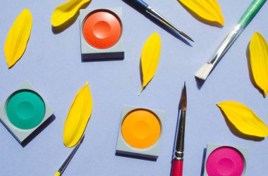 Suluboya ve lila arka plan, fırçalar.