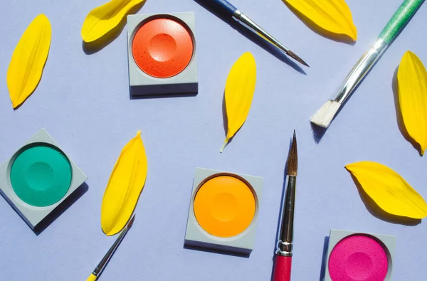 Suluboya ve lila arka plan, fırçalar.