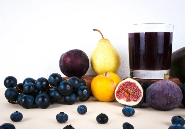 Sonbahar mevsim meyveleri ile üzüm suyu.