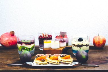 Sağlıklı kahvaltı rustik ahşap masa ayarla.