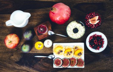 Sağlıklı kahvaltı rustik ahşap masa ayarla.