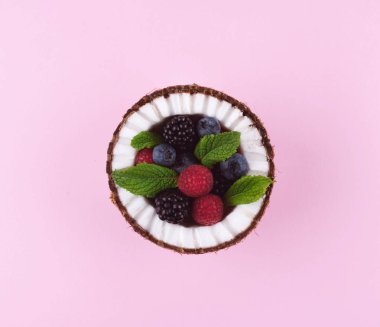 Pembe çilek ile Hindistan cevizi. 