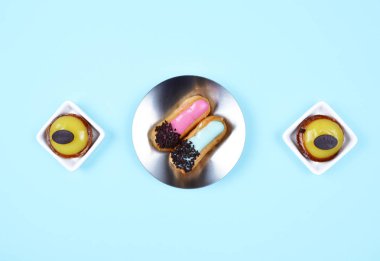 Trendy mavi zemin üzerine hamur işleri.