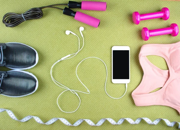 Tirada plana de zapatillas, auriculares, teléfono . — Foto de Stock