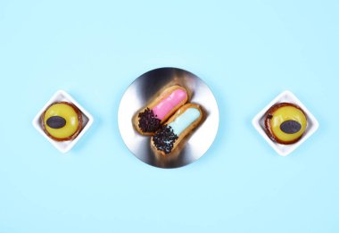 Trendy mavi zemin üzerine hamur işleri.