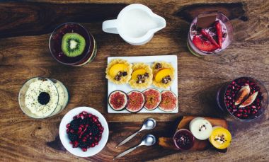 Sağlıklı kahvaltı rustik ahşap masa ayarla.