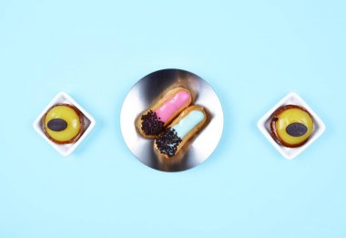 Trendy mavi zemin üzerine hamur işleri.