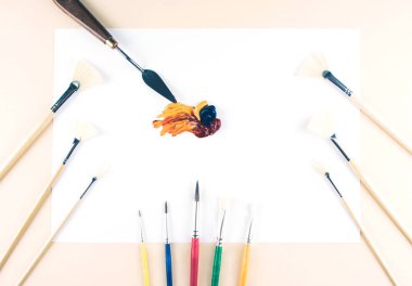 Çok renkli yağlı boya fırça darbeleri ile bıçak.